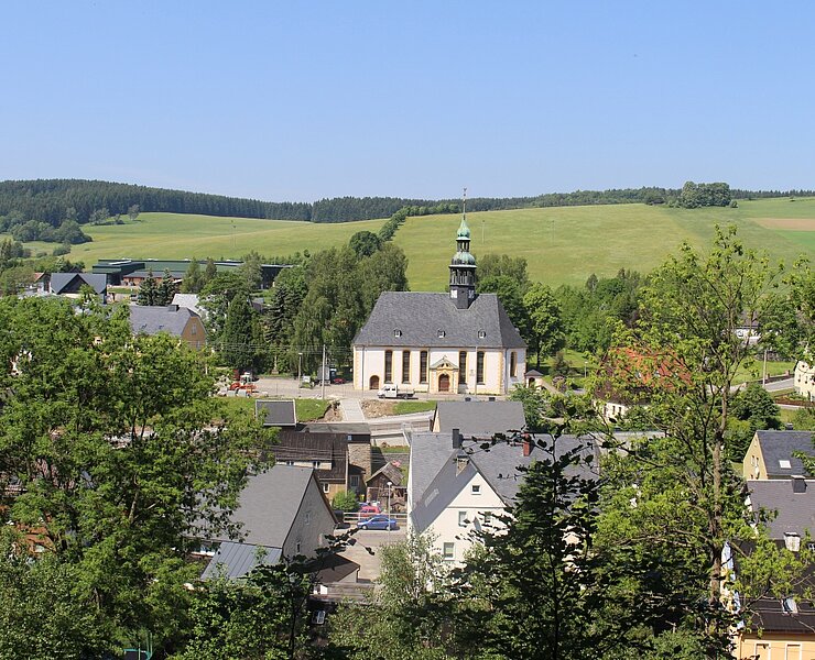 Die ev.-luth. Kirche vom Bimmelbahnerlebnispfad aus gesehen. (Katja Steigerwald)