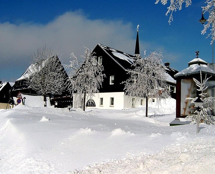 Haus Außenansicht im Winter ()