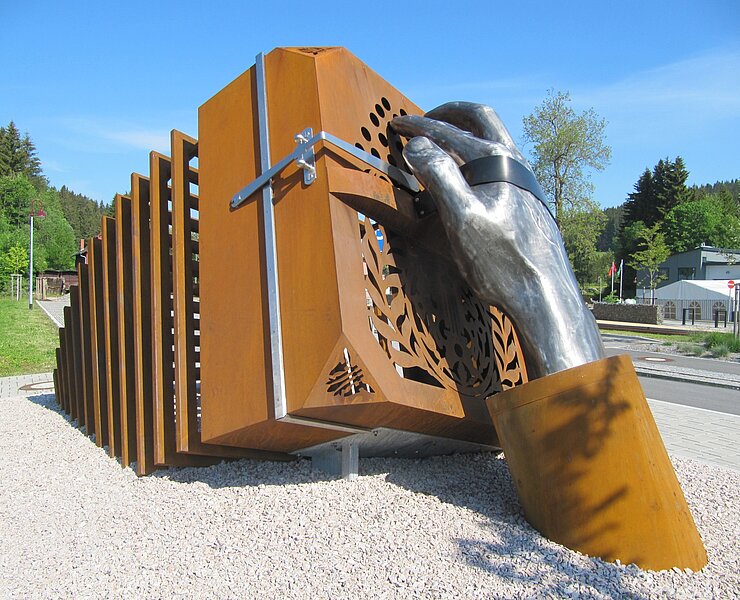 Skulptur "Geburt des Bandonions" in Carlsfeld (Henry Pansch)