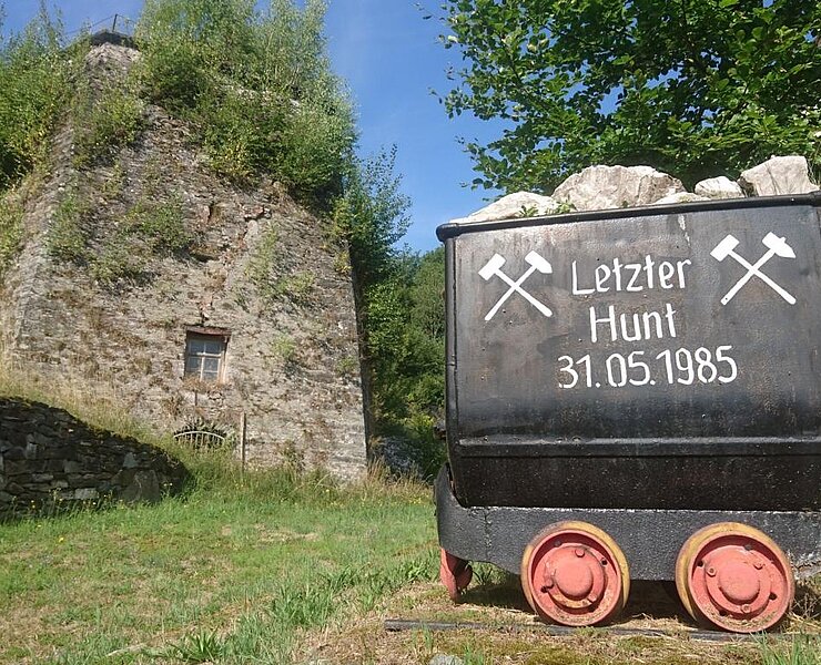 Hunt vor dem ehemaligen Kalkwerk in Herold bei Thum (Corinna Bergelt)