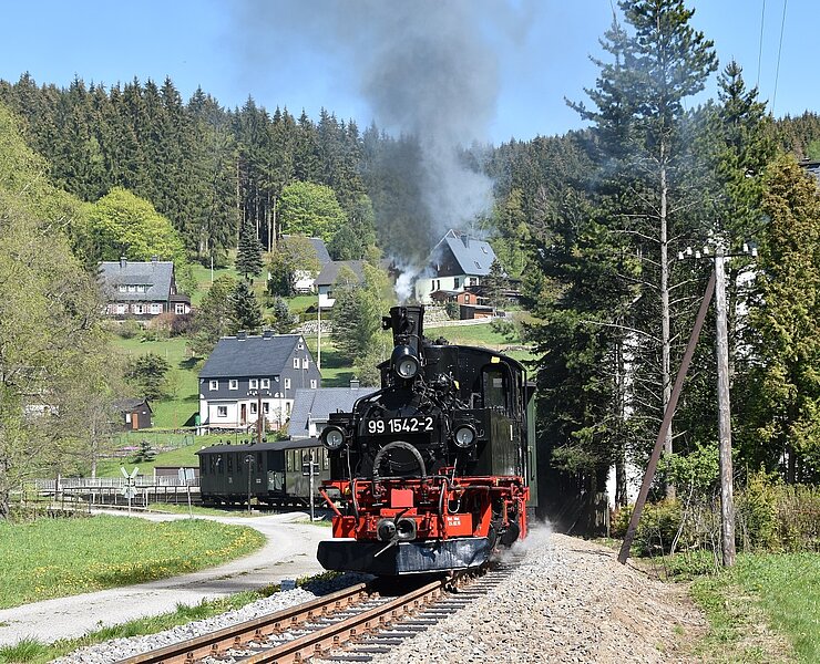 Personenzug mit IV-K 99 1542-2 bei Ausfahrt aus dem Bhf. Schmalzgrube (Thomas Poth)
