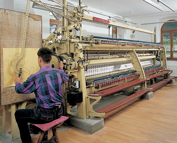 historische Stickmaschine in Aktion (Henry Pansch)
