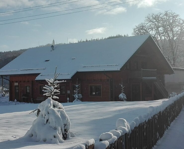 Blockhauscafé im Winter ()