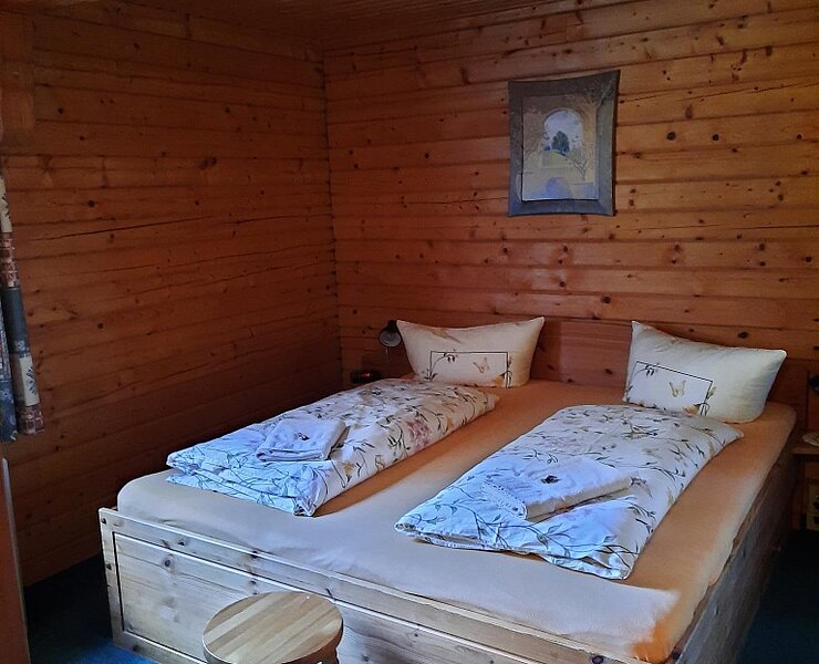 EG Schlafzimmer mit Doppelbett ()
