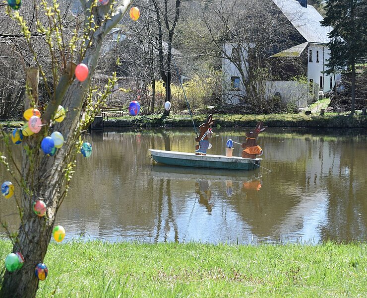 Osterhasen auf dem Teich in Weißbach (Corinna Bergelt)