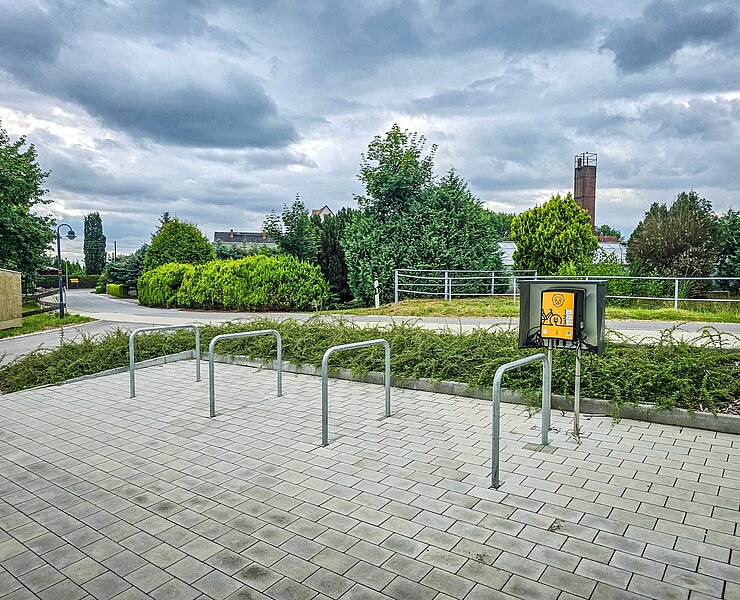 Rastplatz mit E-Bike-Ladestation an der Turnhalle Wiederau (Bastian Rakow)