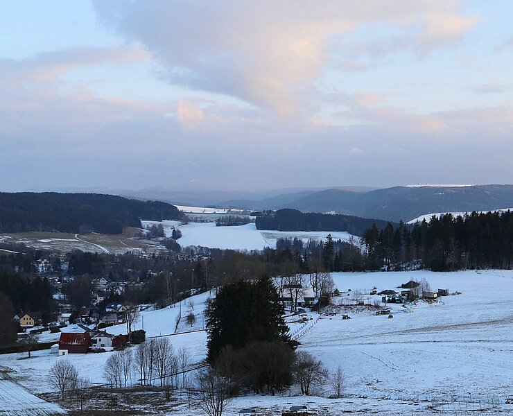Panoramablick auf Elterlein und Schwarzbach - im Hintergrund Fichtelberg u. Oberbecken Markersbach (Dietmar Peger)