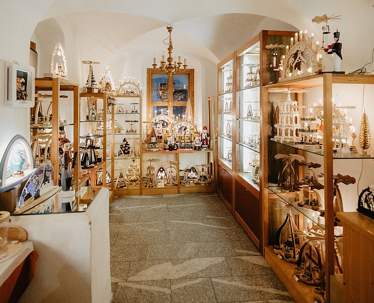 Fachgeschäft für erzgebirgische Volkskunst Seiffener Handwerkskunst DREGENO in Schneeberg (Tourismusverband Erzgebirge e.V. | Anna Schalling)