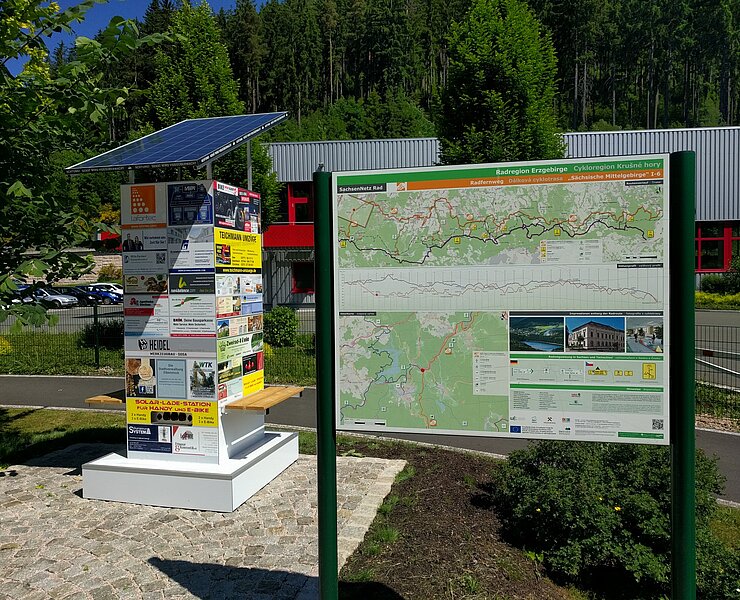 Rastplatz mit Ladestation am Raddrehkreuz Blauenthal (Henry Pansch)
