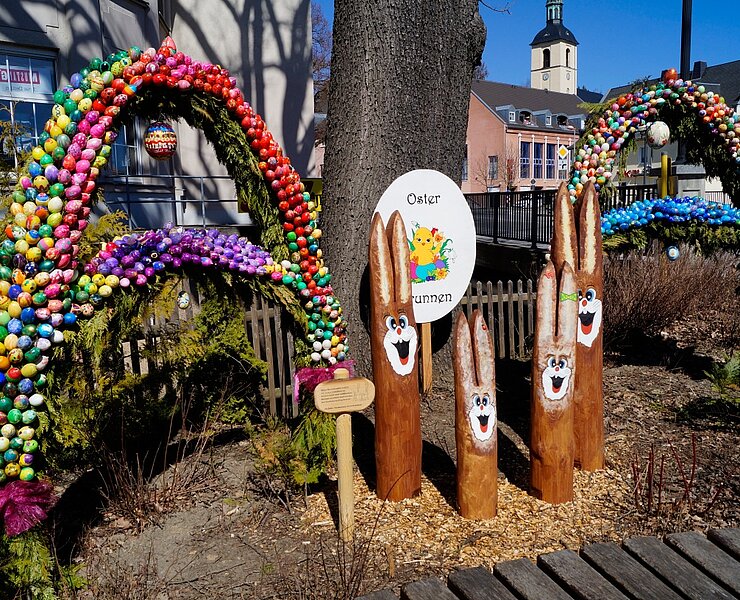Holzhasen am Thalheimer Osterbrunnen (Corinna Bergelt)