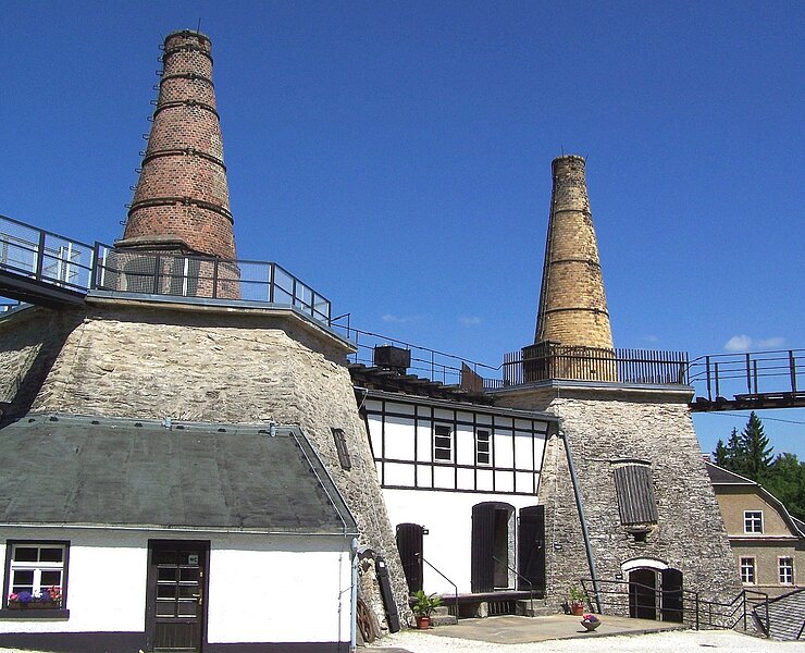 von links: Ofen 2, Kalkmühle, Ofen 3 ()