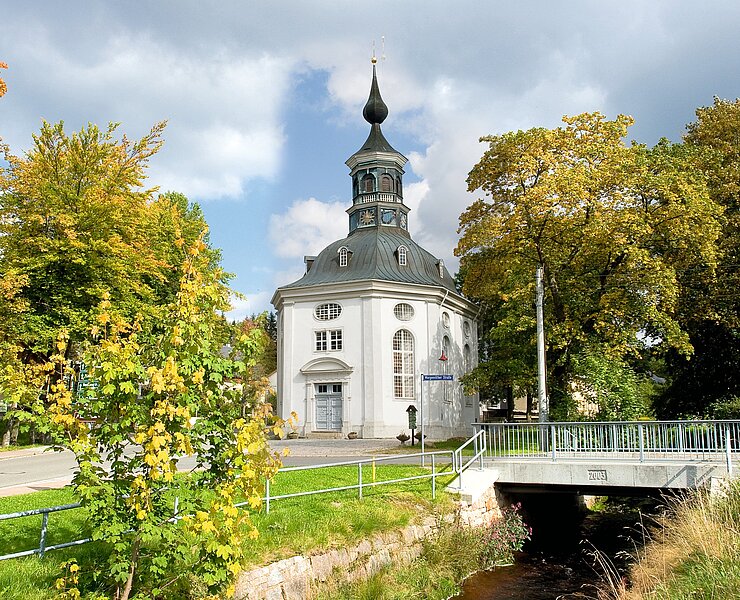 Trinitatiskirche in Carlsfeld, älteste Rundkirche Sachsens ()
