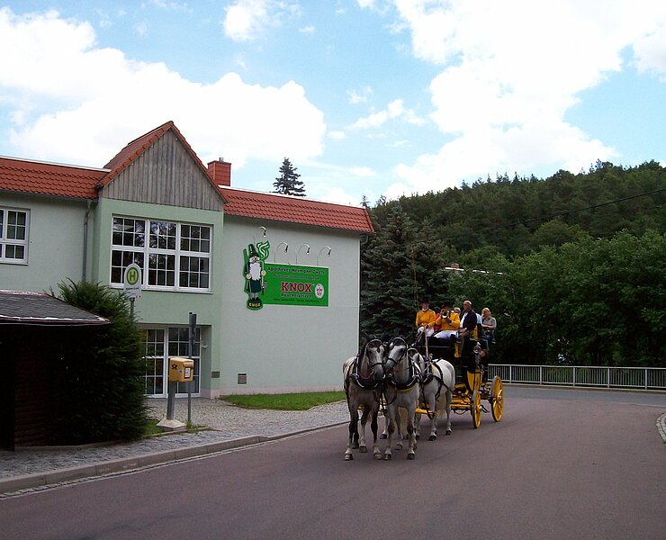Postkutsche vor dem KNOX-Räucherkerzenmuseum in Grund (Geopark Sachsens Mitte)