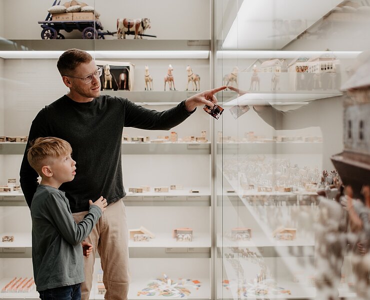 Vater und Sohn betrachten Ausstellungsstücke in der Manufaktur der Träume (Anja Schalling)