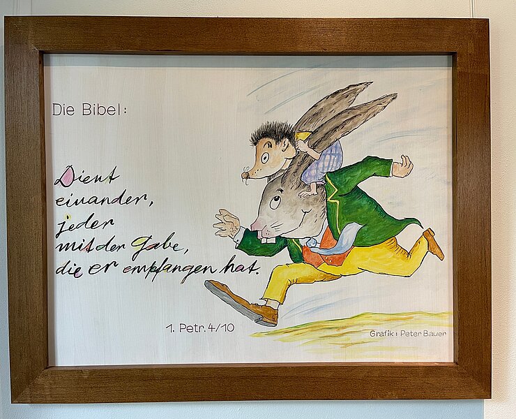 Neben einem Dokumentarfilm zum Schnitzer Gottfried Reichel und natürlich den Schnitzwerken sind mehrere Kirchenkastenplakate ausgestellt, auch als Digital-Dia-Show. Sie zeigen seine kreativen, von Hand gezeichneten, gemalten oder kalligrafierten Arbeiten. (Die Hütte )
