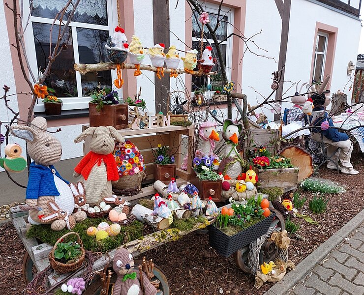 "Kiehaader Osterdörfel" mit farbenfroher Osterdekoration im Zwönitzer Ortsteil Kühnhaide (Stadt Zwönitz)