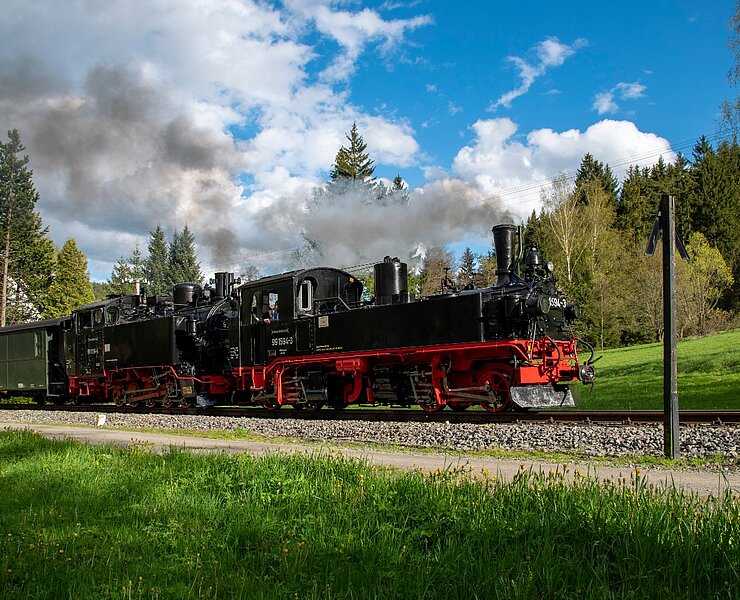 Zu Pfingsten sind oftmals zwei Dampflokokomotiven vor einem Zug zu erleben. (Jürgen Herold, IG Preßnitztalbahn)