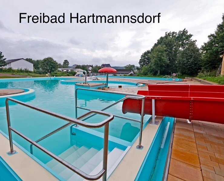 Freibad in Hartmannsdorf mit Rutsche, Planschbecken, Abenteuerspielplatz und Volleyballplatz (Christfried Nicolaus, Hartmannsdorf)