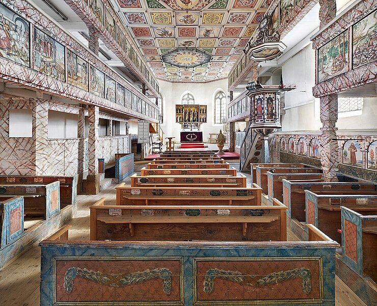 Blick in den Kirchenraum zum Altar (Peter Eberts)
