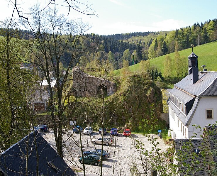Burghof mit Burgruine und Rathaus in Rechenberg-Bienenmühle (Heinz Lohse)