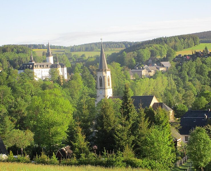 Blick auf Neuhausen vom Kammweg (Undine Weise Neuhausen Tourismus)