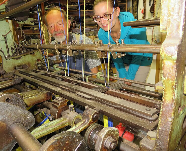 Bestaunen Sie eine alte Posamtiermaschine in den Räumen der Holzbildhauerei (Katja Klaus, Stadt Geyer)