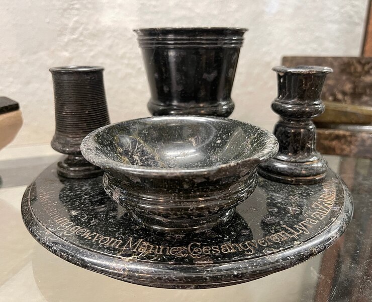 Das Museum zeigt die Vielfalt der Verarbeitung des Serpentinsteins für den alltäglichen Gebrauch aber auch als dekorative Kunstwerke und architektonische Meisterstücke. (Serpentinsteinmuseum )