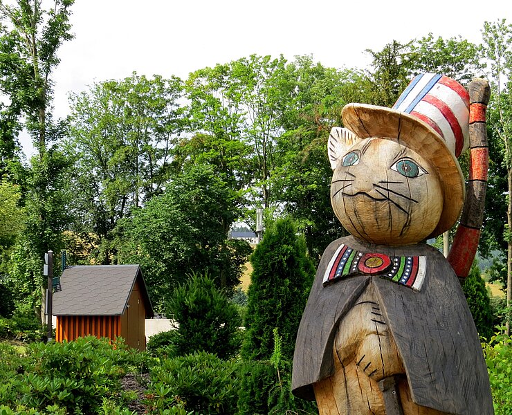 Holzskulptur "Gestiefelter Kater" am Märchenhäuschen im Stadtpark (Henry Pansch)