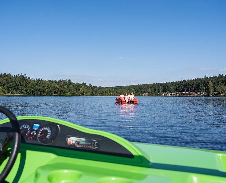 Bootfahrt auf dem Greifenbachstauweiher im Erzgebirge (P. Eichler, Greifensteinregion)