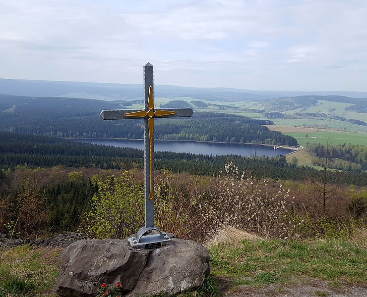 Bärenstein Blick auf Talsperre mit Gipfelkreuz (SSch)