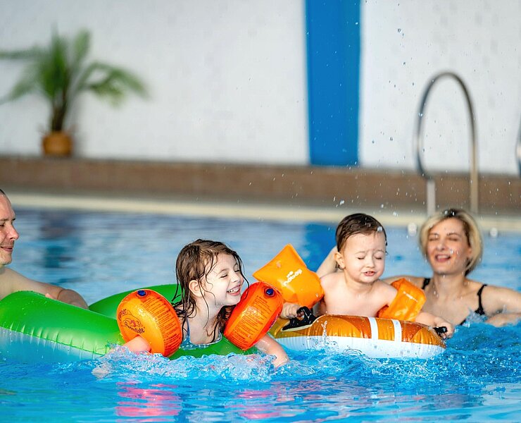 Innen-Pool mit Familie ()