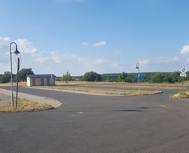 Parkplatz Ortseingang Zinnwald ()