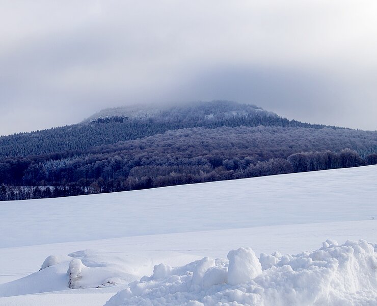 Blick auf den winterlichen Bärenstein von Cranzahl aus (Yvonne Roth)