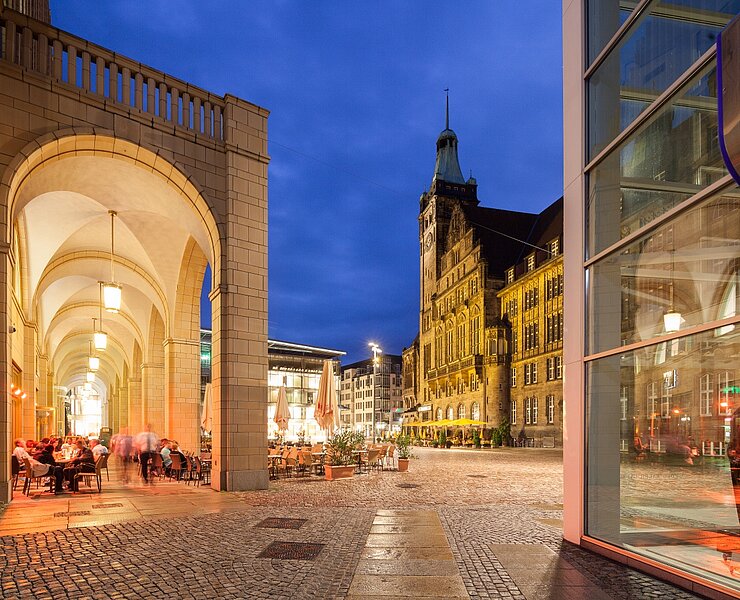 Blick über den Neumarkt zum Neuen Rathaus (Katrin Moraske)