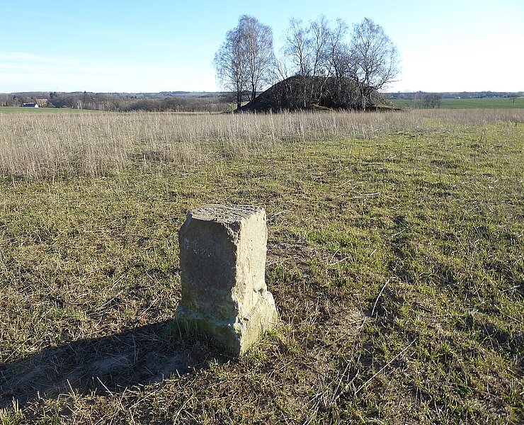 Halde des VI. Lichtlochs mit Meridianstein (Sabine Hönig, Verein Viertes Lichtloch)
