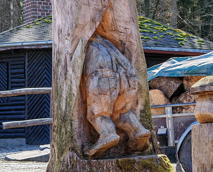Holzkunst am Waldschulheim Conradswiese (Ina Georgi)