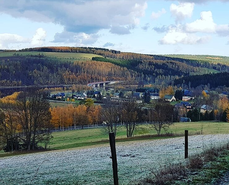 Blick auf Neuwernsdorf mit Brücke Talsperre (Undine Weise Neuhausen Tourismus)