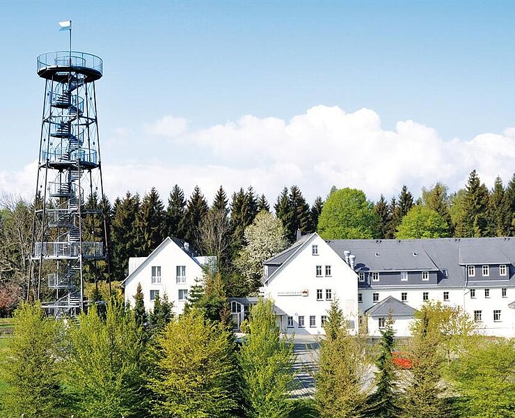 Hausansicht mit Aussichtsturm ()