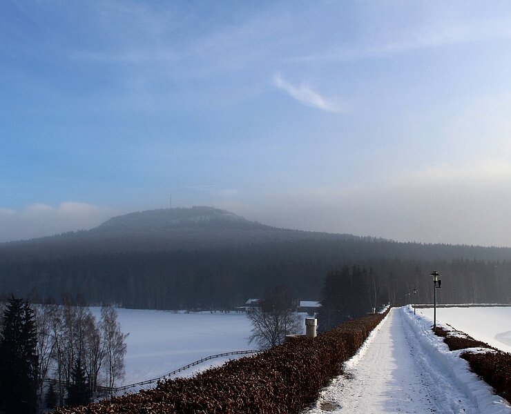 Winterlicher Staumauerweg mit Blick auf Bärenstein und Talsperre (Katja Steigerwald)