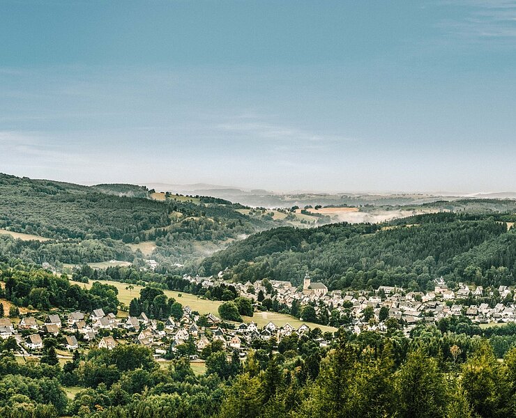 Blick von oben auf Geising und den Geisingberg, Panorama (Phillip Maethner)