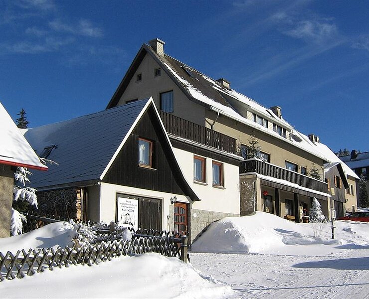 Haus im Winter ()