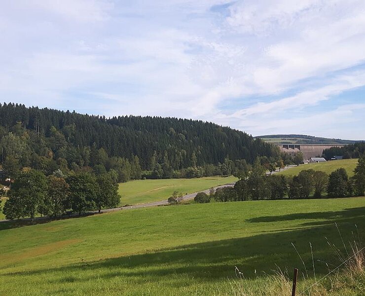 Blick auf die Staumauer Talsperre Rauschenbach (Undine Weise Neuhausen Tourismus)
