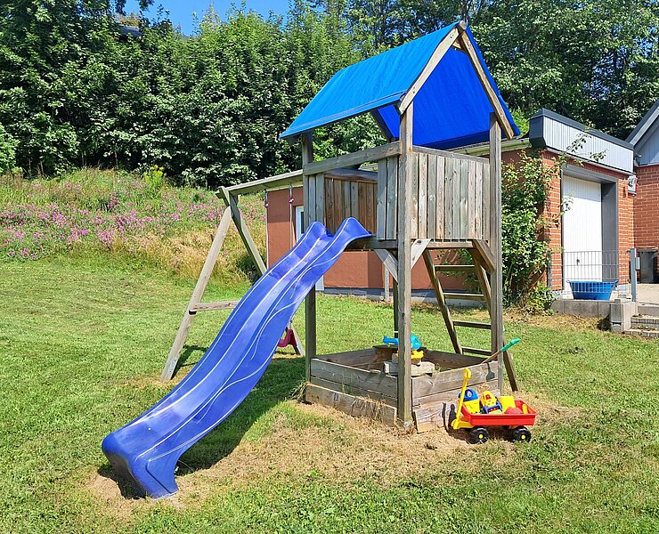 Kinderspielmöglichkeit im Garten ()