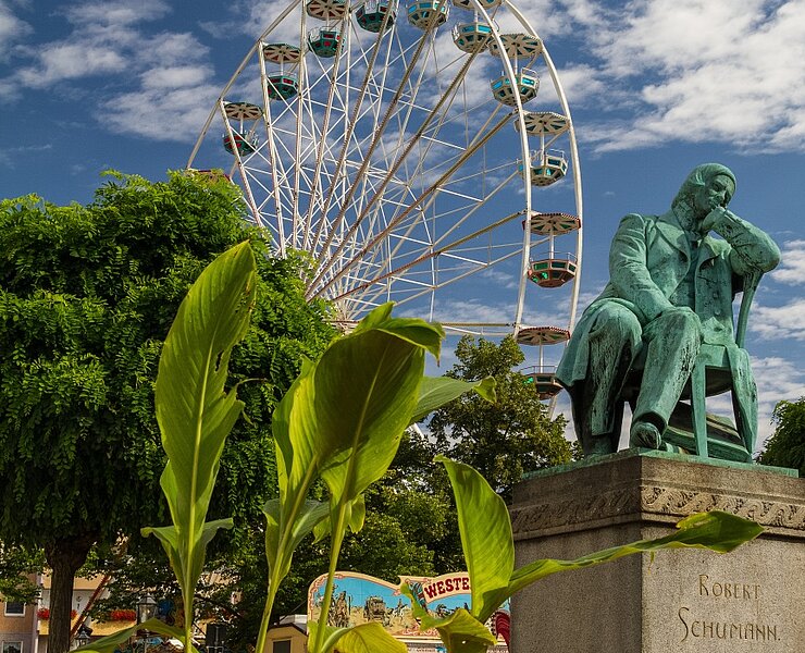 Robert-Schumann-Denkmal auf dem Hauptmarkt (© Kultour Z. GmbH)
