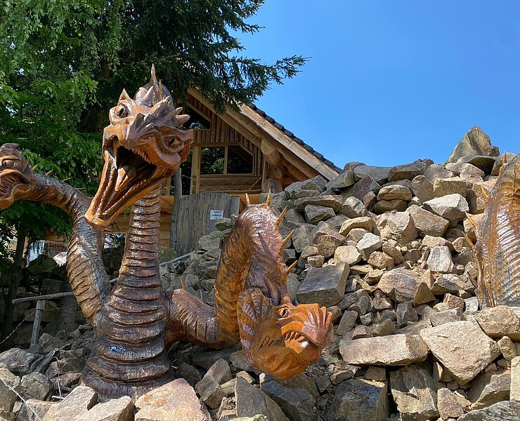 riesige Holzskulpturen faszinieren im Walderlebnisdorf Blockhausen (Tourismusverband Erzgebirge e.V. )