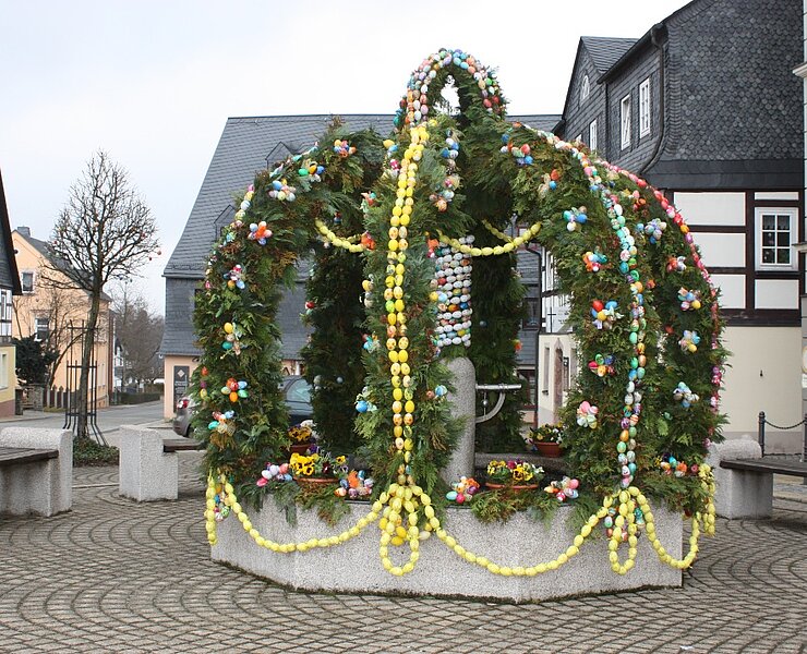Marktbrunnen Zwönitz mit Osterkrone ()