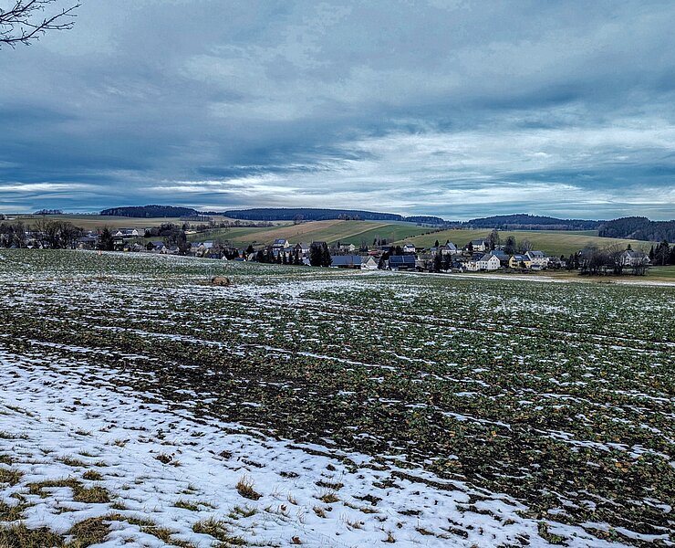 Blick nach Lauterbach und zum Lauterbacher Knochen (Rico Oelmann)