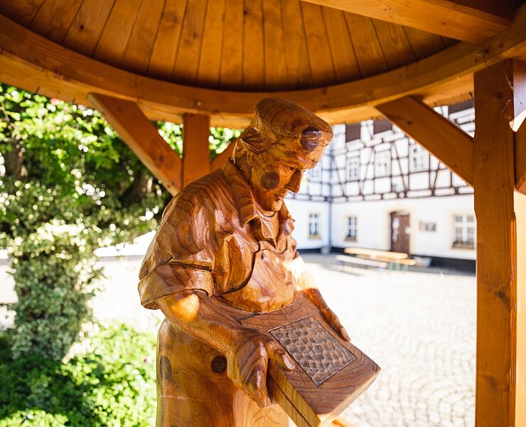 Geschnitzte Figur an der Papiermühle Niederzwönitz (P. Eichler | Greifensteinregion)