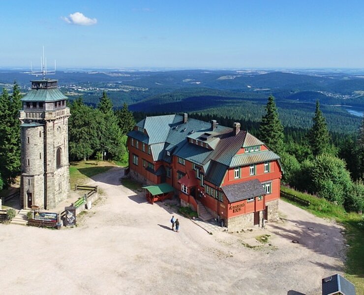 Aussichtsturm und Berggasthof auf dem Auersberg (1.018m) (Jürgen Leonhardt)