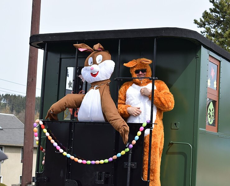 Osterhase im Packwagen am ehemaligen Bahnhof Herold (Vanessa Schüppel)